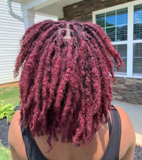 Styles Short Locs, Maroon Hair Dye, Hairstyles Dyed Hair, Hairstyles Faux Locs, Dyed Locs Ideas, Dark Maroon Hair, Hairstyles Dyed, Natural Hair Styles Short, Styles Locs