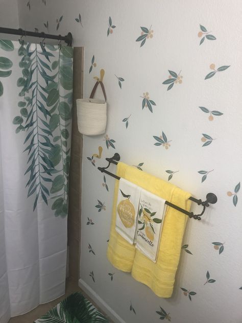 Citrus Bathroom, Yellow Bathroom Accessories, Bathroom Yellow, Lemon Bathroom, Tropical Showers, Bathroom Decor Themes, Yellow Bathroom, Aesthetic Bathroom, Yellow Decor