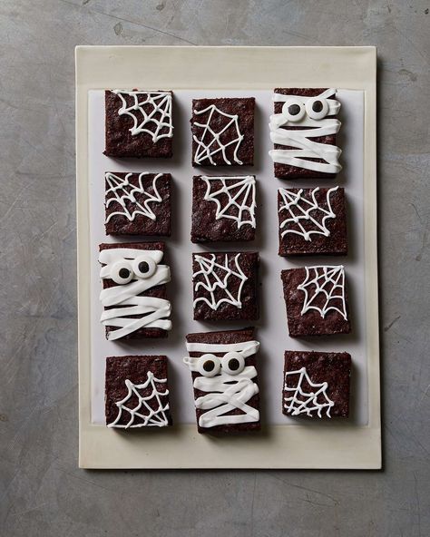 halloween-brownies-02-7003589-0819-onecms1 Summerween Party, Buffet Halloween, Halloween Cooking, Veselý Halloween, Plat Halloween, Pelottava Halloween, Pasteles Halloween, Läskig Halloween, 2024 Party