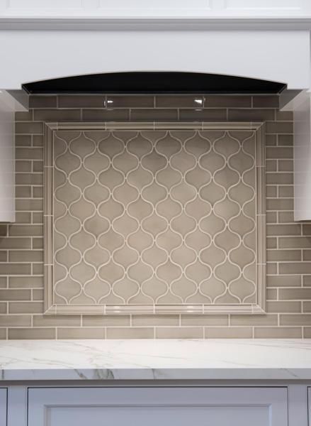 Backsplash Stove, Countertop Concrete, Trendy Kitchen Backsplash, Decorating Kitchen, Kitchen Backsplash Designs, Beige Tile, New Kitchen Cabinets, Kitchen Remodel Before And After, Backsplash Ideas