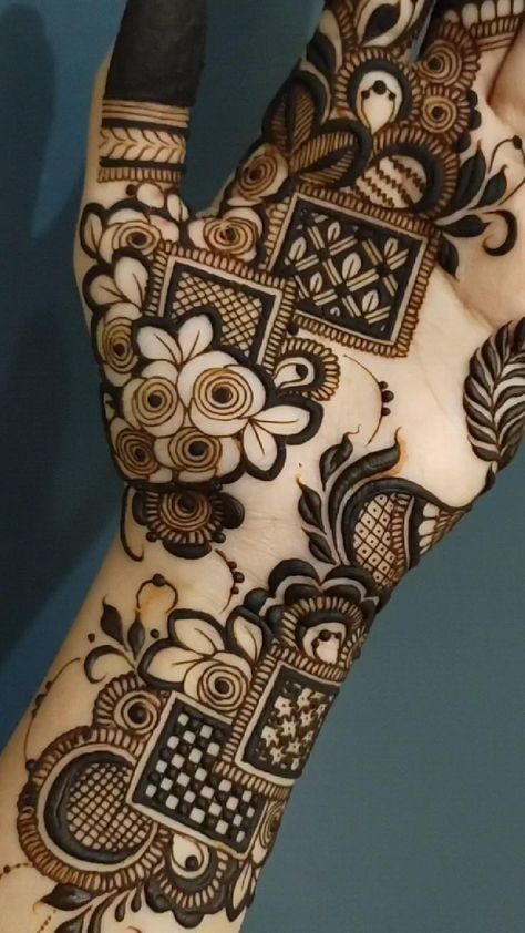 Net Mehndi Designs Front Hand, Pakistan Mehndi Designs, Henna Design Hand, Henna Design Simple, Finger Designs, Henna Flowers, Henna Hand Designs, Henna Tattoo Design, Henna Hands