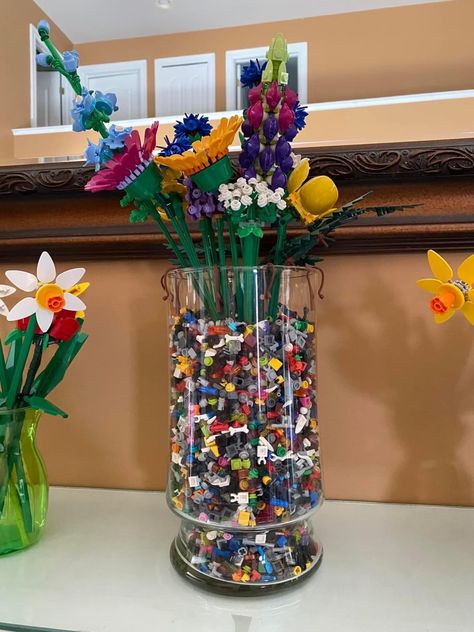 How To Display Lego Sets, Lego Vase, Diy Lego Wall, Lego Display Ideas, Lego Room Decor, Lego Wedding, Lego Wall, Lego Display, Lego Diy