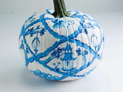 Chinoiserie Halloween Pumpkin Chinoiserie Halloween, Blue And White Pumpkins, Diy Chinoiserie, Pumkin Decoration, Chinoiserie Pumpkins, Blue Halloween, Squash Varieties, Fall Pumpkin Decor, Chinoiserie Design