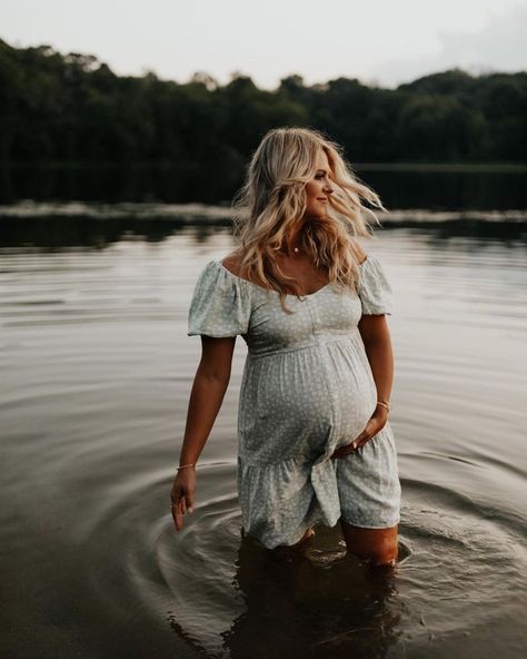 Maternity Pics In Water, Maternity Pictures At Lake, Maternity Photography By Lake, Maternity Pictures Aesthetic, Maternity Summer Photoshoot, Summer Maternity Photo Shoot Ideas, Maternity Editorial Photography, Maternity Photo Outfits Summer, Maternity Photography In Water