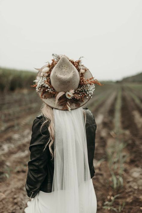 Brides In Hats, Great Hats By Wedding, Wedding Hats For Bride Vintage Style, Wedding Dress Hat, Wedding Inspo Boho, Old Fashioned Wedding, Hat Veil, Bridal Hats, Southwestern Wedding