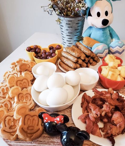 Breakfast Charcuterie Boards, Charcuterie Board Ideen, Disney Breakfast, Breakfast Charcuterie, Kids Brunch, Disney Foods, Fancy Cheese, Just Spices, Bolo Minnie