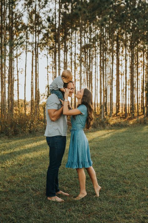 Family Picture With One Year Old, Family Photo Inspo Summer, Simple Family Pictures, Family Of 3 Photoshoot Outdoor, Simple Family Portrait, Barefoot Family Photoshoot, Family Photo One Child, Spring Family Photos With Baby, Family Outdoor Photoshoot Ideas