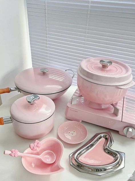 ・utensils ꒷꒦꒰・ Pink Kitchen Appliances, Pink Apartment, Kitchen Decor Collections, Strawberry Kitchen, Girly Apartments, Girly Apartment Decor, Pink Lifestyle, Dream Apartment Decor, Future Apartment Decor