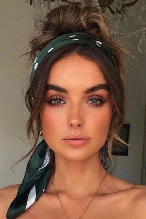 18 CUTE BANDANNA HAIRSTYLES YOU WILL LOVE Natalie Sole, Hairband Hairstyle, Ideas De Maquillaje Natural, Best Natural Makeup, A Messy Bun, Travel Hairstyles, Hair Scarf Styles, Peinados Fáciles Para Cabello Corto, Bandana Hairstyles