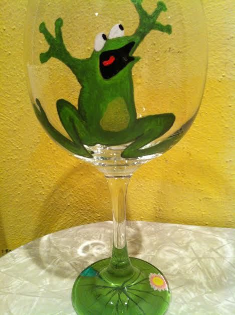 Funny Wine Glass Painting, Glass Wine Painting Ideas, Friendsgiving Glasses, Wine Glass Art Paintings, Wine Glass Painting Ideas Easy, Wine Glass Painting Ideas, Wine Glass Painting, Diy Wine Glasses Painted, Wine Glass Designs