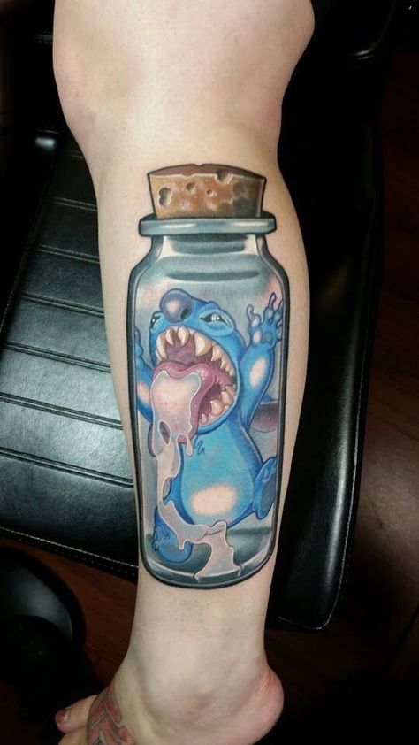 Love the stitch tattoo Lilo And Stitch Tattoo, Disney Inspired Tattoos, Disney Sleeve, Stitch Tattoo, Kunst Tattoos, Geniale Tattoos, Horror Tattoo, Leg Tattoo, Home Tattoo