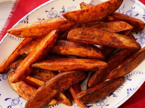 Get Paprika Fries with Dill Mayo Recipe from Food Network Paprika Fries, Dill Mayo, Maple Glazed Sweet Potatoes, Girl Meets Farm, Glazed Sweet Potatoes, Mayo Recipe, Steak Frites, Pecan Recipes, Potato Wedges