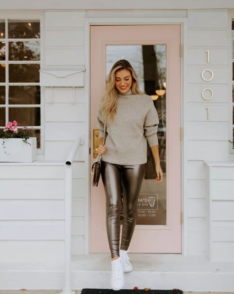 Glitter Leggings Outfit, Silver Leggings Outfit, Metallic Leggings Outfit, Shiny Leggings Outfit, Casual Poses, Shiny Outfits, Silver Leggings, Leggings Outfit Winter, Glitter Leggings