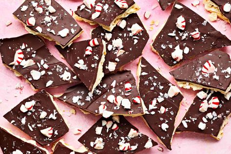 Peppermint Bark Recipe, Peppermint Bark Recipes, Favorite Holiday Desserts, Sweet Sauces, Cracker Toffee, Toffee Bars, Dessert Spread, Saltine Crackers, Christmas Candy Recipes