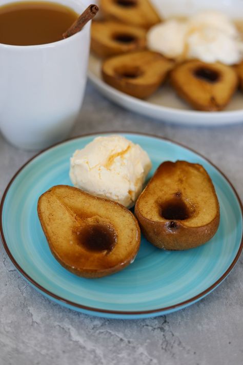 Maple and Vanilla Baked Pears via @manmeetsoven Baked Pears, Easy Go, Pear Recipes, Poached Pears, Light Desserts, Holiday Meals, Recipe Images, Easy Dessert, Fruit Desserts