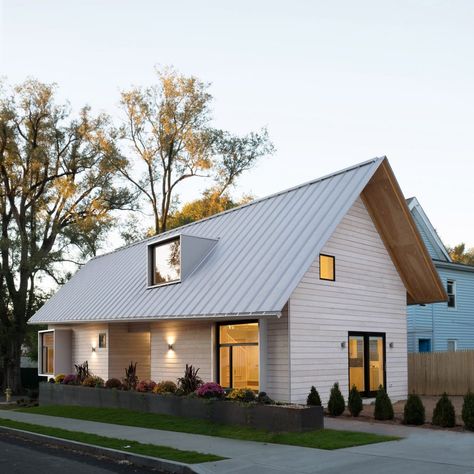 Students at Yale University have completed a prefabricated building in New Haven with two apartments that will be leased to homeless people. Modern Villa Design, Dark House, Street House, Prefabricated Houses, Yale University, Barn Style House, Farmhouse Plans, Prefab Homes, Facade House