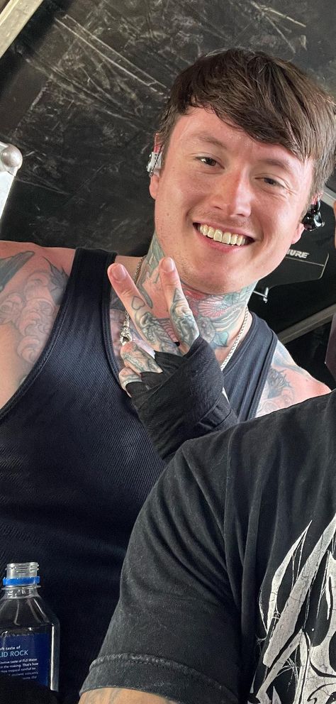 Noah Sebastian Smiling, Noah Sebastian Smile, Noah Sebastian Tattoos, Noah Sebastian Wallpaper, Fancy Wallpaper, Emo Boyfriend, Noah Sebastian, Sofia Loren, Bad Omens