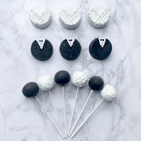 Bride and groom cake pops and Oreos . . . . . #cakepop #cakepops #cakepopstagram #cakepopsofinstagram #cake #cakes #cakedecorating #cakedesign #cakesofinstagram #miami #doral #pastel #torta #postre #decoraciondetortas #tortasdoral #miamibaker #doralbaker #bride #groom #weddingfood #weddingcakepops #bridalshower #mrandmrs #love #brideandgroom #weddingdesserts #giftideas #shesaidyes #thecakepopfactory Bride And Groom Cake Pops, Bride And Groom Cake, Wedding Cake Pops, Groom Cake, Grooms Cake, Cake Pop, Wedding Desserts, Cakepops, Wedding Food