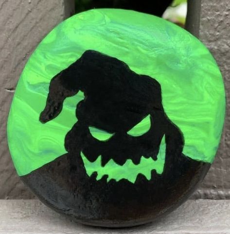 Nightmare Before Christmas Rock Painting, Oogie Boogie Painting, Bricolage Halloween, Smooth Rock, Garden Rock Art, Art Adventure, Halloween Rocks, Happy Stones, Christmas Rock