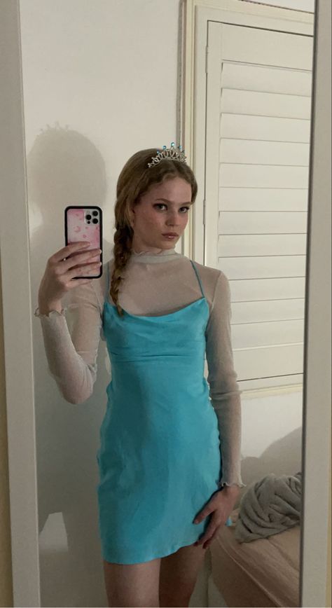 halloween costumes Elsa Womens Costume, Halloween Costume With Blue Dress, Elsa Halloween Costume Women, Elsa Costume Adult, Elsa Halloween, Elsa Halloween Costume, Disney Heroines, Disney Princess Halloween, Halloween Costume Inspiration