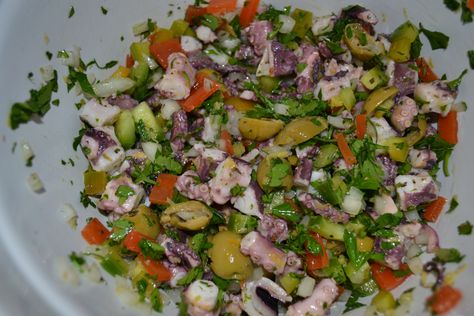 Pulpo Recipe, Puerto Rican Style, Octopus Salad, Octopus Recipes, Chowder Recipes Seafood, Sea Food Salad Recipes, Cube Steak Recipes, Boricua Recipes, Low Carb Salad