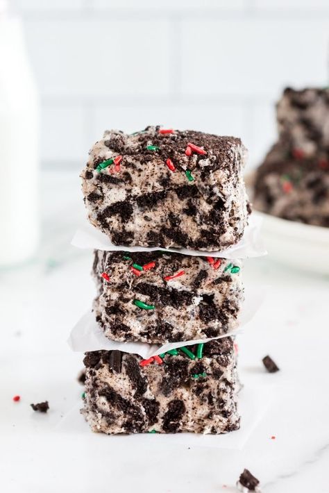 Simple No Bake Christmas Treats with marshmallows. Crush up some Oreos for this festive dessert. It’s ooey, gooey, chocolately, and even includes peppermint! The kids are going to love this one! #nobake #christmasdesserts #dessertbars Oreo Rice Krispies, Marshmallow Treats Recipe, Rice Krispie Treats Christmas, Oreo Bars, Christmas Desserts Kids, Bake Christmas, Marshmallow Bars, Desserts With Few Ingredients, Best Christmas Desserts