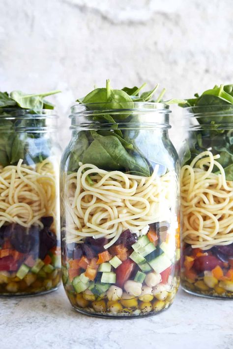 Meal Prep Mason Jar Salad Recipe Vegetarian Mason Jar Meals, Mason Jar Pasta Salad Recipes, Mason Jar Meal Prep Lunch, Grinder Salad Mason Jar, Mason Jar Ramen Work Lunches, Mason Jar Salads For A Week Meal Prep, Shaker Salads, Meal Jars, Mason Jar Pasta Salad