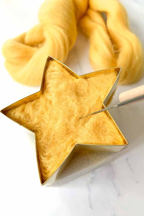 how to needle felt a star with a cookie cutter needle felting instructions Felt Stars Diy, Waldorf Wool Crafts, Christmas Felting Projects, Simple Felting Projects, Needle Felting Christmas Ideas, Needle Felted Star, Needle Felted Christmas Ornaments Diy, Flat Needle Felting, Cute Felt Ornaments