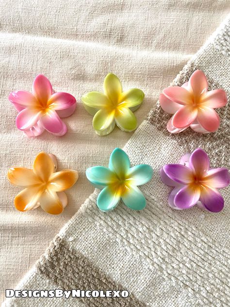 Perfect hair claw clip for the summer! Flower Claw Clips, Dog Accesories, Charlie Rose, Blackpink Square Up, Hawaii Outfits, Black Hair Extensions, Pretty Jewelry Necklaces, Clip Hairstyles, Hair Accessories Clips