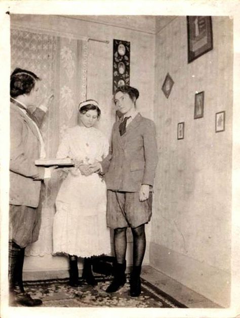 20 Rare Vintage Snapshots of Lesbian Weddings From the Past ~ Vintage Everyday Vintage Queer, Love Of Lesbian, Vintage Lesbian, Lgbt History, Female Marines, Woman Loving Woman, Lgbt Love, Lesbian Wedding, Women In History