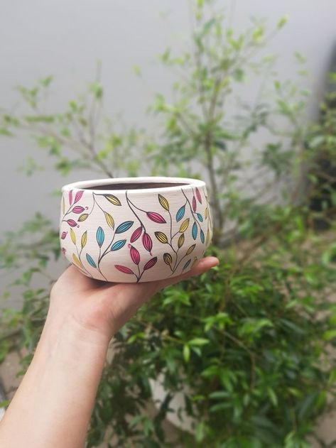 Pot Drawing Design, Ceramic Pot Painting, Ideas Para Pintar Macetas, Clay Pot Painting, Plant Pot Design, Diy Pottery Painting, Flower Pot Art, Pot Painting, Plant Pot Diy