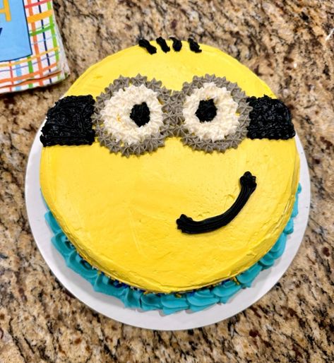 Easy Minion Cake Idea Easy Minion Cake, Minion Cake Ideas, Minion Smile, Gluten Free Grilling, Cake For His Birthday, Minion Birthday Cake, Cookie Craft, Minion Birthday Party, Happy Minions