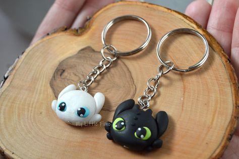 #mylittlefimoES #etsyshop #handmade #polymerclay #toothless #nightfury #lightfury #hechoamano #comoentrenaratudragon3 #howtotrainyourdragon3 #desdentao Toothless Keychain, Dragon Couple, Night Dragon, Dragon Keychain, Dragon Toothless, Light Dragon, Light Necklace, Light Fury, Polymer Clay Kawaii