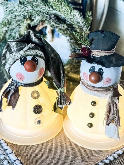 Snowmen Crafts, Globe Crafts, Up Cycle, Hand Painted Glasses, Globe Light, Diy Snowman, Snowman Crafts, Light Project, Globe Lights