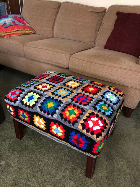 Crochet Couch, Crochet Lampshade, Crochet Furniture, Crochet Cushion Pattern, Gilet Crochet, Granny Square Crochet Patterns Free, Crochet Cushion Cover, Crochet Table, Crochet Decoration