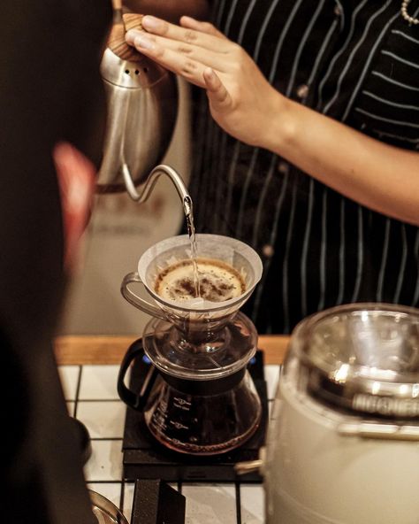 Coffee Brewing Photography, Coffee Manual Brew, Manual Brew, Coffee Brewing Methods, Chomp Chomp, Brewing Coffee, Coffee Guide, Branding Inspo, Photoshoot Studio