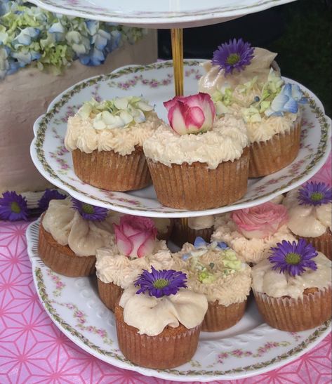 Edible flower cupcakes, tea party aesthetic Garden Party Cupcakes, Aesthetic Tea Party, Tea Party Aesthetic, Cupcakes Aesthetic, Breakfast Brunch Party, Tea Party Cupcakes, Garden Cupcakes, Aesthetic Tea, Fairy Cupcakes