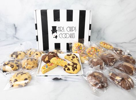 Mrs. Chips Cookies is a quarterly cookie subscription. Read the Cookie Collage Box review! Mrs. Chips Cookies Review - Cookie Collage Box! → https://hellosubscription.com/2021/03/mrs-chips-cookies-review-cookie-collage-box/ #MrsChipsCookies #subscriptionbox Gooey Cookies, Smores Cookies, Rainbow Cookies, Cookie Flavors, Edible Glitter, Cookie Box, Rainbow Sprinkles, Rainbow Birthday, Birthday Cookies