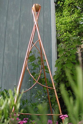 Copper Trellis I could do something similar.....😎 Trellises Ideas, Welding Sculptures, Copper Trellis, Copper Projects, Copper Garden, Spiritual Garden, Wire Trellis, Metal Magic, Indoor Trellis