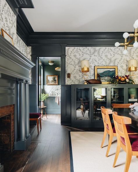 Jean Stoffer on Instagram: “The Madison Dining Room has a swinging door that leads to the Butler’s Pantry. If you zoom in you’ll see one of my favorite things in the…” Dining Room Wallpaper Ideas, Room Wallpaper Ideas, Jean Stoffer Design, Jean Stoffer, Dining Room Wallpaper, Interior Windows, The Madison, The Dining Room, Historic Home