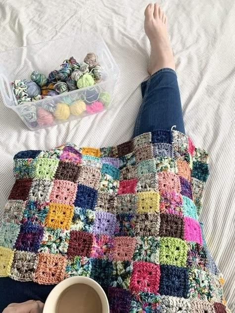 Scrap Crochet, Scrap Yarn Crochet, Leftover Yarn, Easy Crochet Blanket, Crochet Blanket Designs, Crochet Quilt, Blanket Patterns, Granny Square Crochet Pattern, Crochet Squares