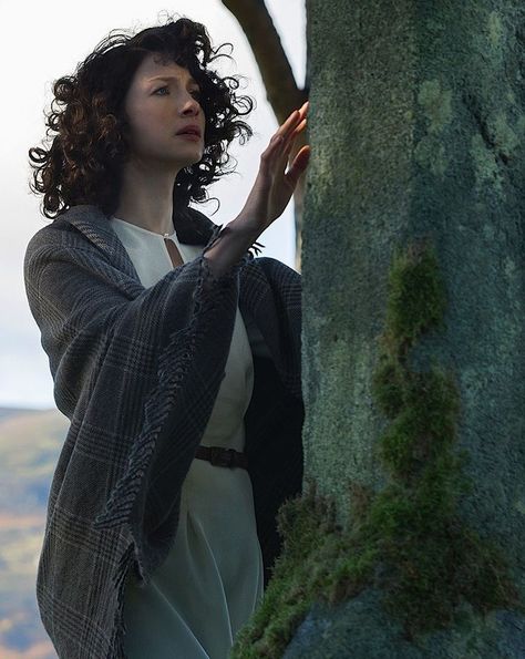 Caitriona Balfe as Claire Randall in Outlander Outlander Filming Locations, Outlander Tour, Outlander Film, Amazon Prime Shows, Outlander Claire, Outlander Season 1, Outlander Tv Series, Starz Series, Outlander Book