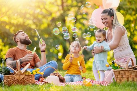 Happy Family Pictures, Picnic Photo Shoot, Picnic Pictures, Picnic Photography, Family Potrait, Mommy And Me Photo Shoot, Family Backyard, Family Photoshoot Poses, Picnic Theme