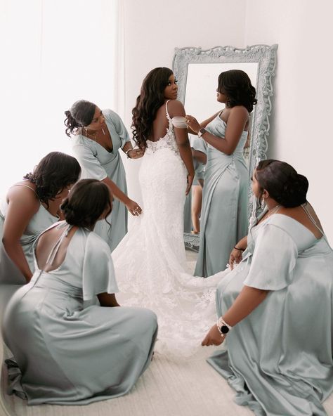 African American Bridesmaids, Bridesmaids Poses, Black People Weddings, Before Wedding Pictures, Bridesmaid Poses, Wedding Shot List, Bridesmaid Photoshoot, Family Wedding Photos, African Wedding Dress