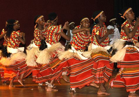 Ugandan men and women dancing to the sounds of thier native music Gsce Sketchbook, Guinea Country, African Musical Instruments, History Of Dance, Cultural Dance, African Traditional Wear, African Dance, Music And Dance, Contemporary African Art