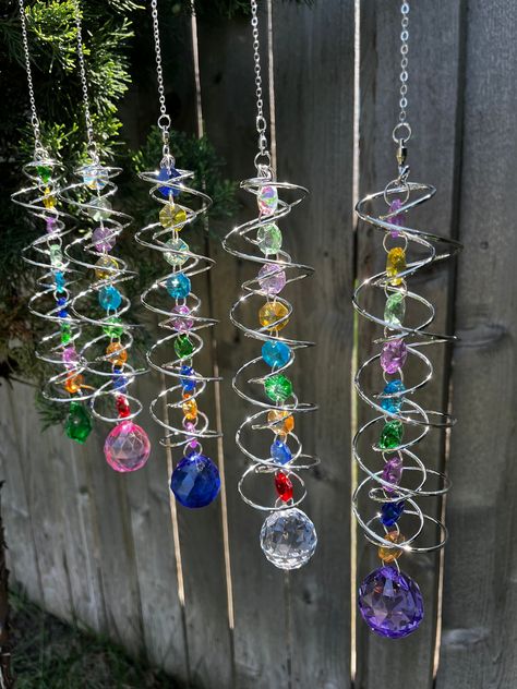 Tree Decorations Outdoor, Beaded Decorations, Crystal Suncatchers Diy, Beaded Diy, Suncatcher Diy, Glass Bead Crafts, Copper Wire Art, Upcycle Crafts Diy, Colorful Crystals