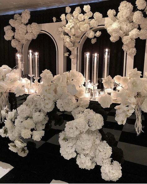 Dior Themed Wedding, Wedding Color Black And White, Wedding Ideas Black And White, Black And White Event, Black Wedding Decorations, Black And White Wedding Theme, Dream Wedding Decorations, White Wedding Theme, Bridal Table