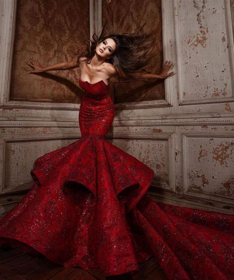 Reinnasance Dress, Royal Photoshoot, Big Ball Gowns, Elegant Photoshoot, Christmas Fashion Photography, Oriola Marashi, Red Colour Dress, Tara Dress, Gala Gown