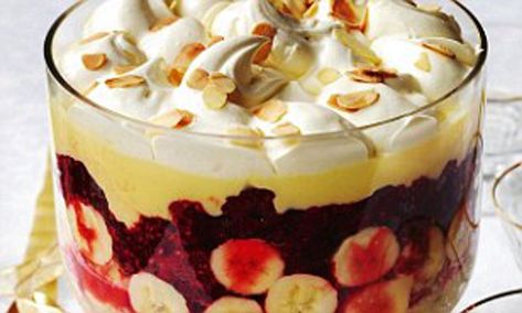 Delia Smith's knockout Boxing Day recipes: Traditional English trifle Traditional Trifle, Traditional English Trifle, Boxing Day Food, Trifle Bowl Recipes, Traditional Christmas Desserts, English Trifle, British Pudding, Fruit Trifle, Trifle Recipes