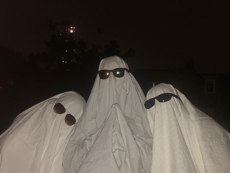 Dark Trio Aesthetic, 3 Ghost Friend Aesthetic, Ghost Friend Pictures, Friend Ghost Photos, Ghost Bff Photoshoot, Funny Ghost Pictures With Friends, Ghost Pfp, Ghost Photoshoot, Earring Cuff